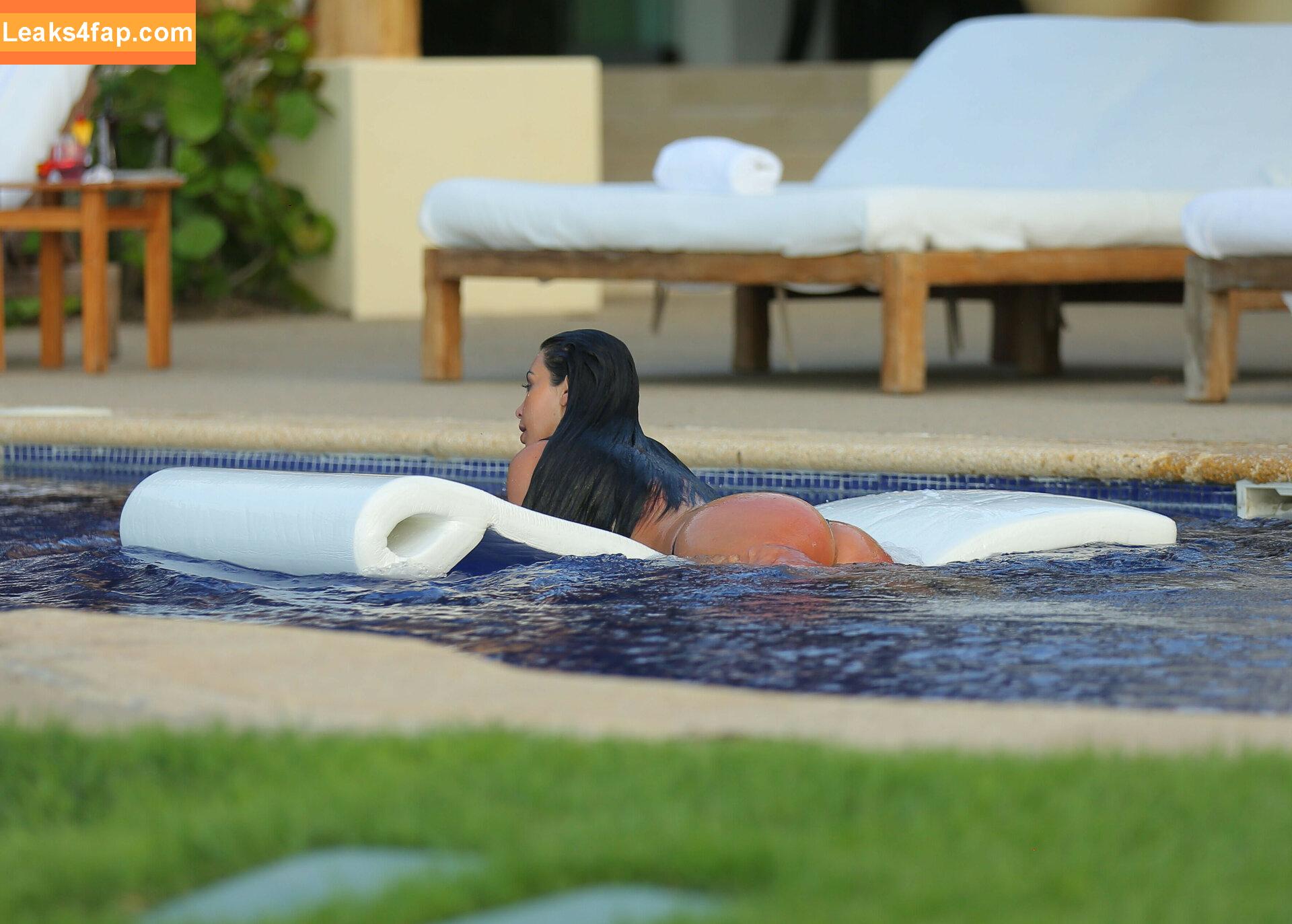 Kim Kardashian / https: / kimkadarshian / kimkardashian leaked photo photo #2944