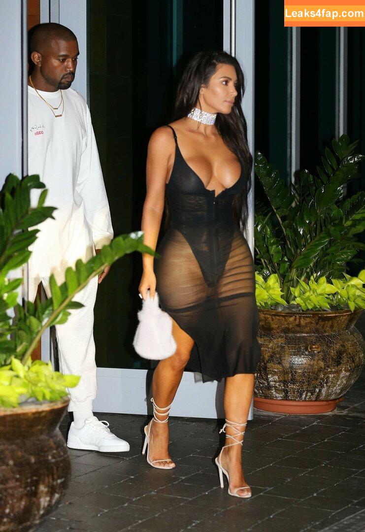 Kim Kardashian / https: / kimkadarshian / kimkardashian leaked photo photo #2953