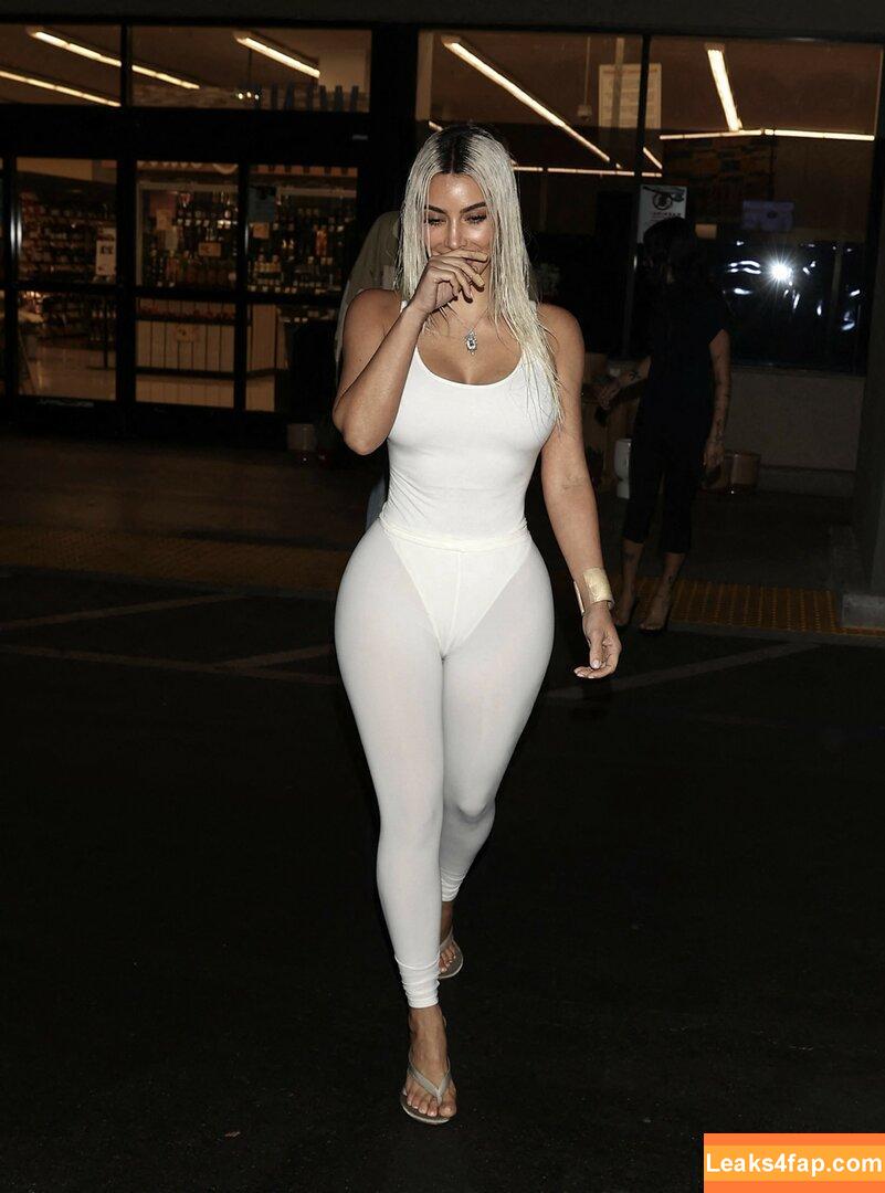 Kim Kardashian / https: / kimkadarshian / kimkardashian leaked photo photo #2962