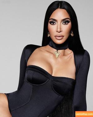 Kim Kardashian photo #2054