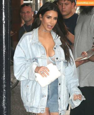 Kim Kardashian photo #2354