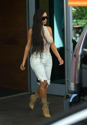 Kim Kardashian photo #2410