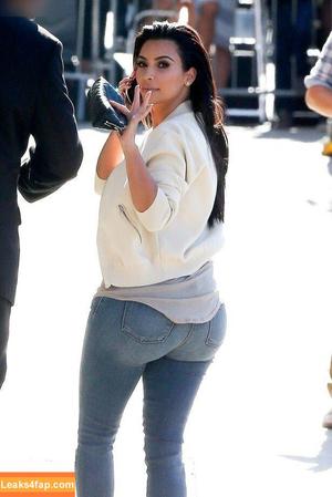 Kim Kardashian photo #2499