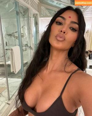 Kim Kardashian photo #2727