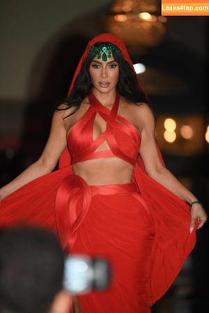 Kim Kardashian photo #2738