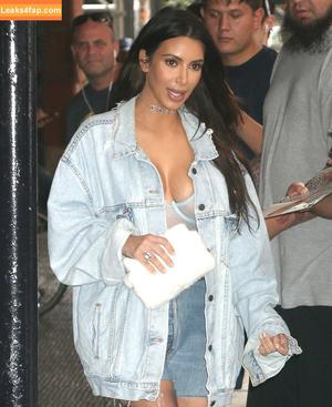 Kim Kardashian photo #2883