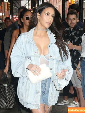 Kim Kardashian photo #2889