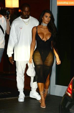 Kim Kardashian photo #2971