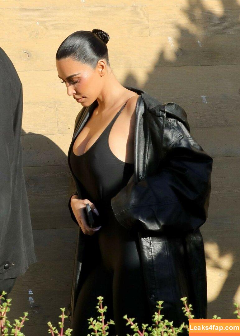 Kim Kardashian / https: / kimkadarshian / kimkardashian leaked photo photo #3243