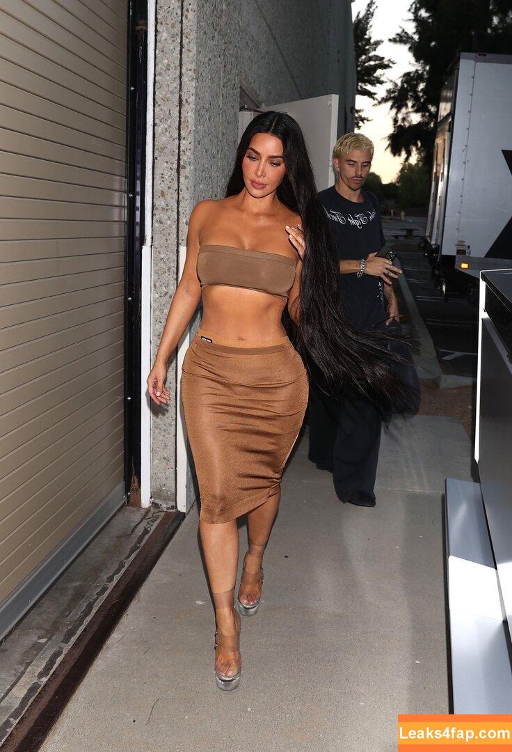 Kim Kardashian / https: / kimkadarshian / kimkardashian leaked photo photo #3372