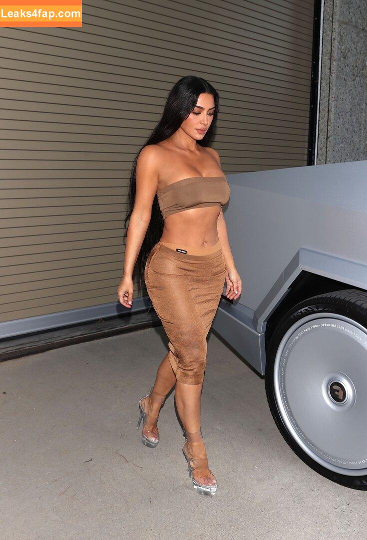 Kim Kardashian / https: / kimkadarshian / kimkardashian leaked photo photo #3381