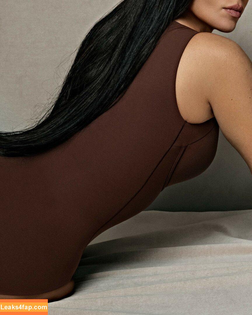 Kim Kardashian / https: / kimkadarshian / kimkardashian leaked photo photo #3394