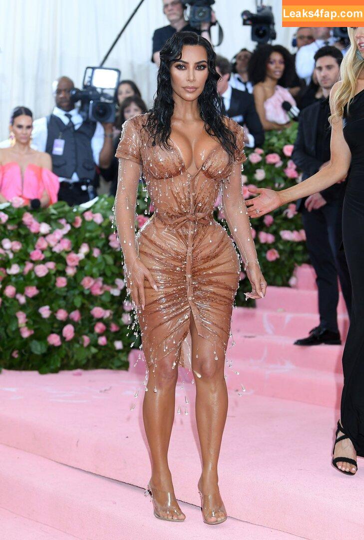 Kim Kardashian / https: / kimkadarshian / kimkardashian leaked photo photo #3437