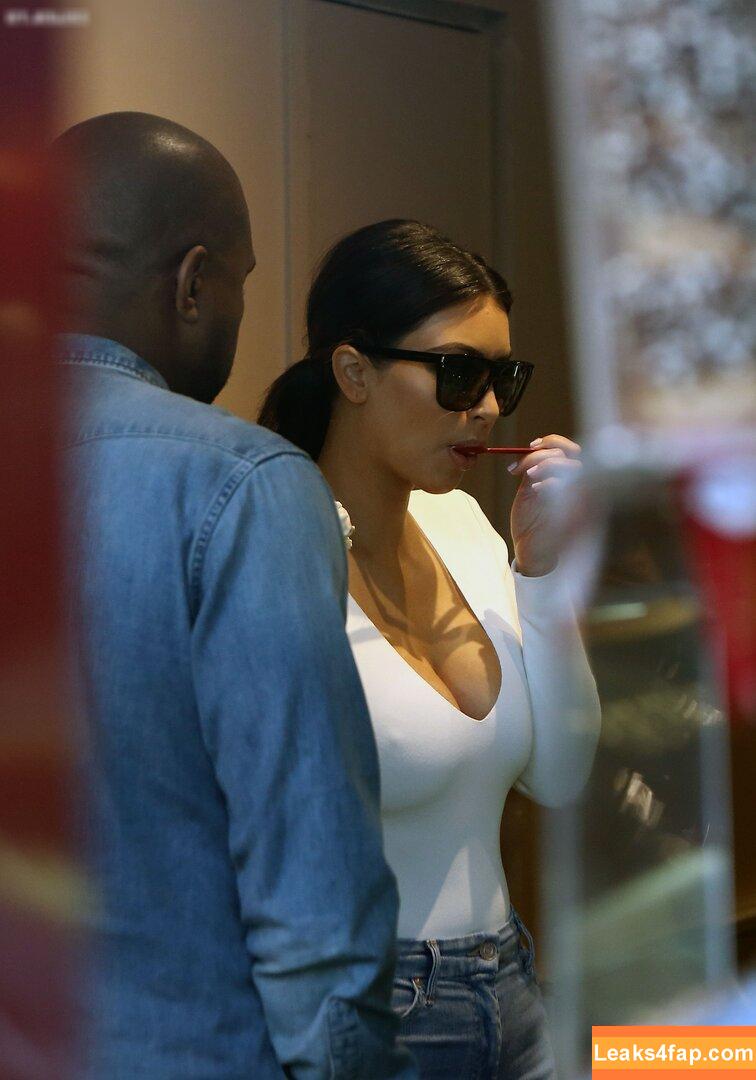 Kim Kardashian / https: / kimkadarshian / kimkardashian leaked photo photo #3457