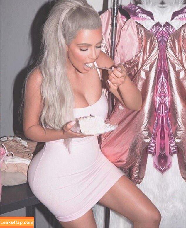 Kim Kardashian / https: / kimkadarshian / kimkardashian leaked photo photo #3513