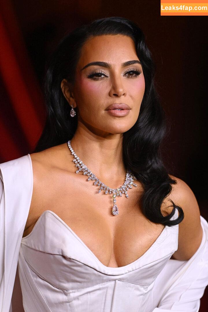 Kim Kardashian / https: / kimkadarshian / kimkardashian leaked photo photo #3529