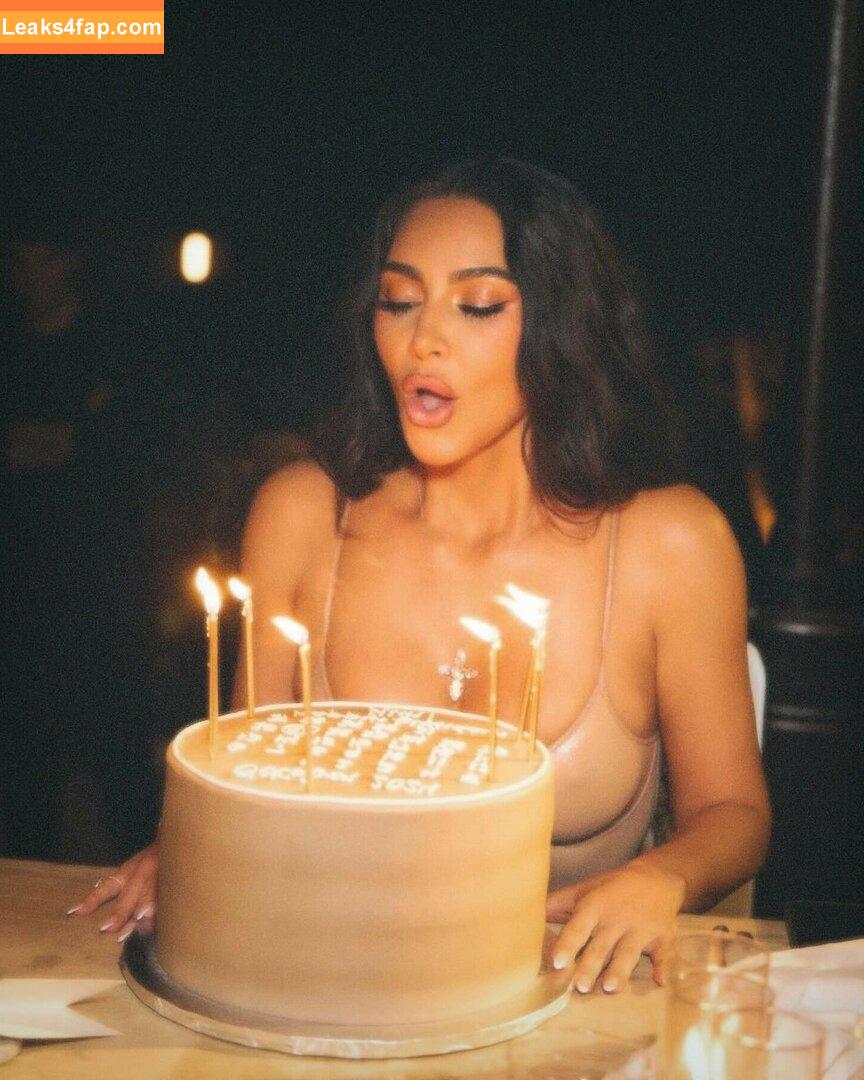 Kim Kardashian / https: / kimkadarshian / kimkardashian leaked photo photo #3571