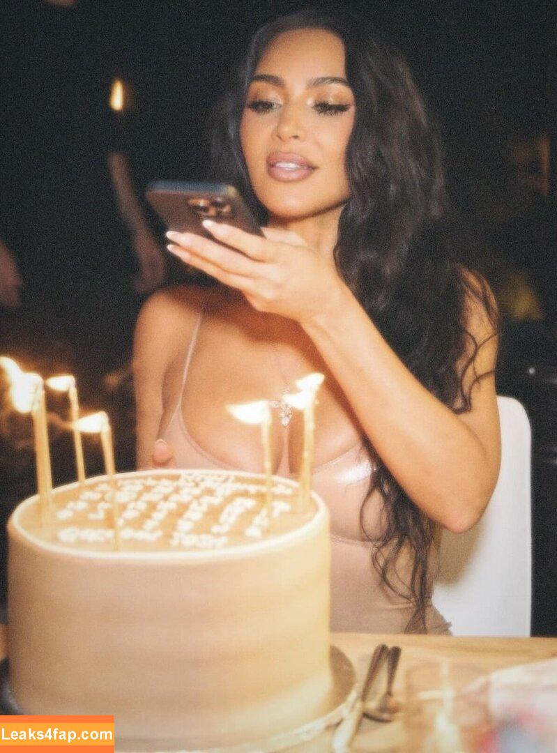 Kim Kardashian / https: / kimkadarshian / kimkardashian leaked photo photo #3575