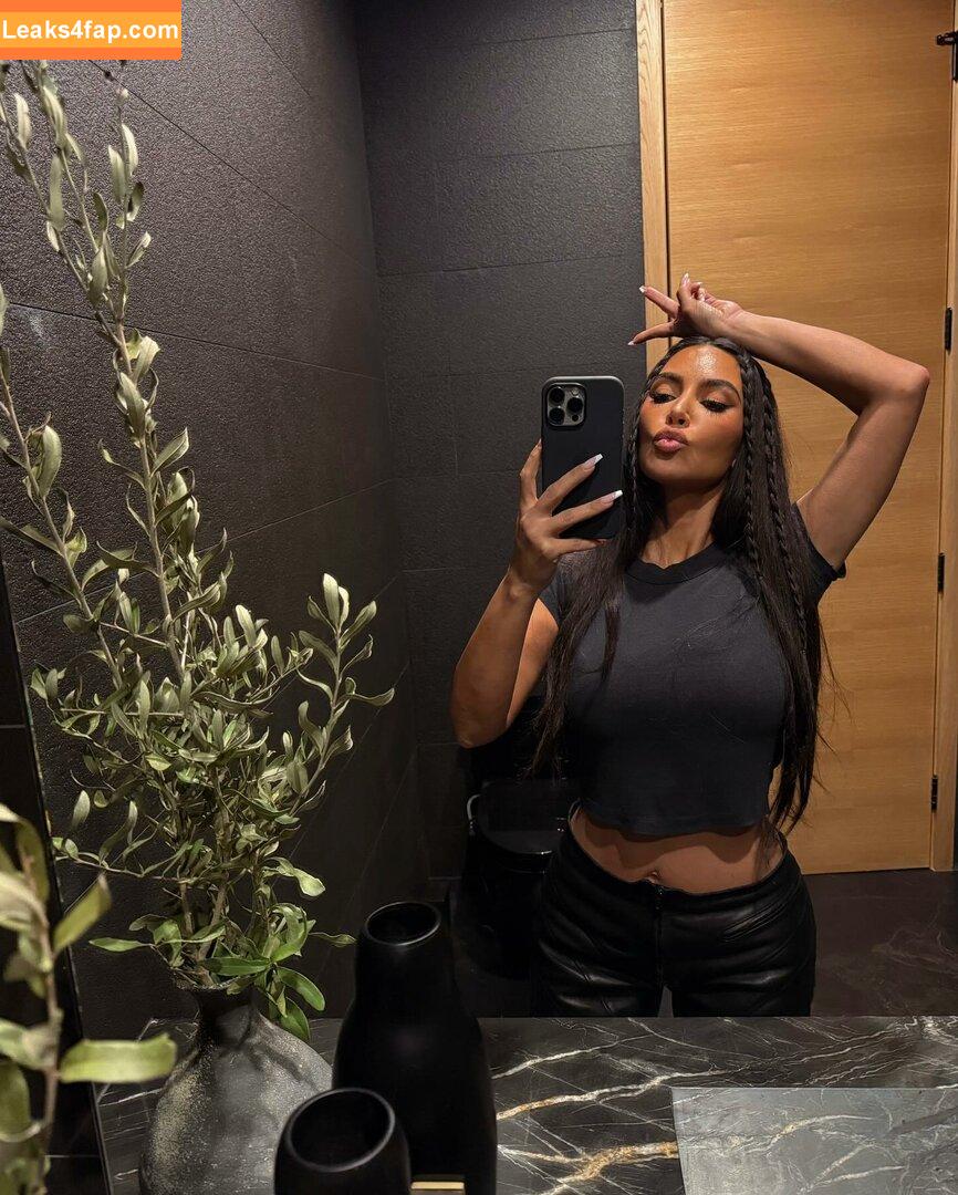 Kim Kardashian / https: / kimkadarshian / kimkardashian leaked photo photo #3584