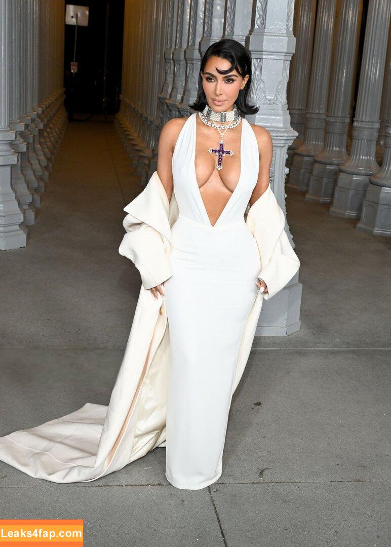 Kim Kardashian / https: / kimkadarshian / kimkardashian leaked photo photo #3641