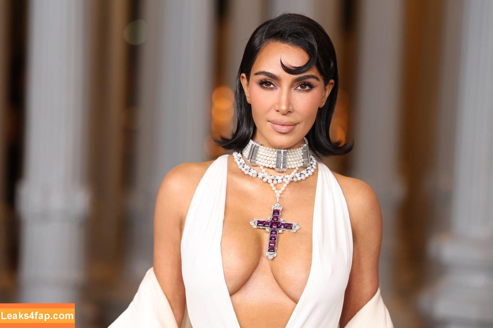 Kim Kardashian / https: / kimkadarshian / kimkardashian leaked photo photo #3658