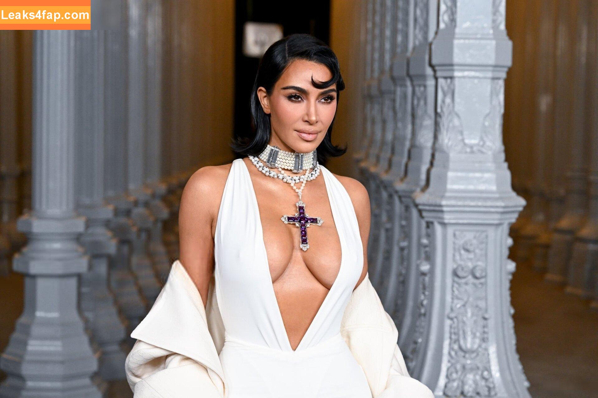 Kim Kardashian / https: / kimkadarshian / kimkardashian leaked photo photo #3667