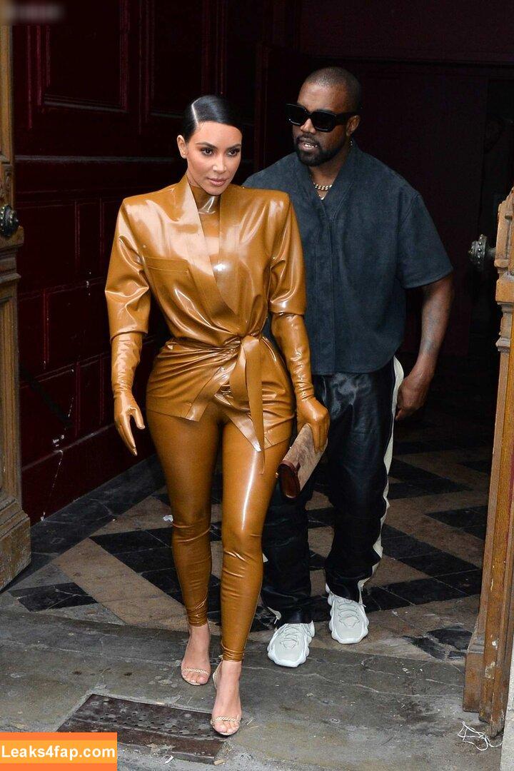 Kim Kardashian / https: / kimkadarshian / kimkardashian leaked photo photo #3676