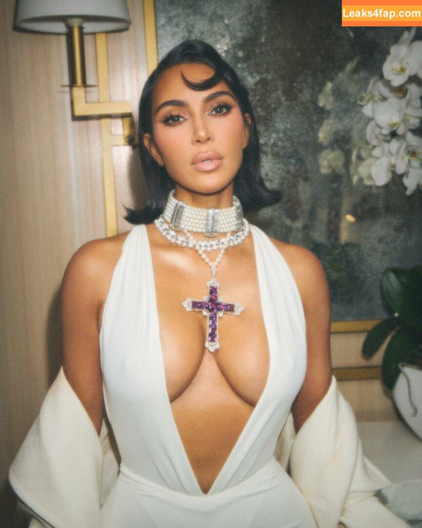 Kim Kardashian / https: / kimkadarshian / kimkardashian leaked photo photo #3696