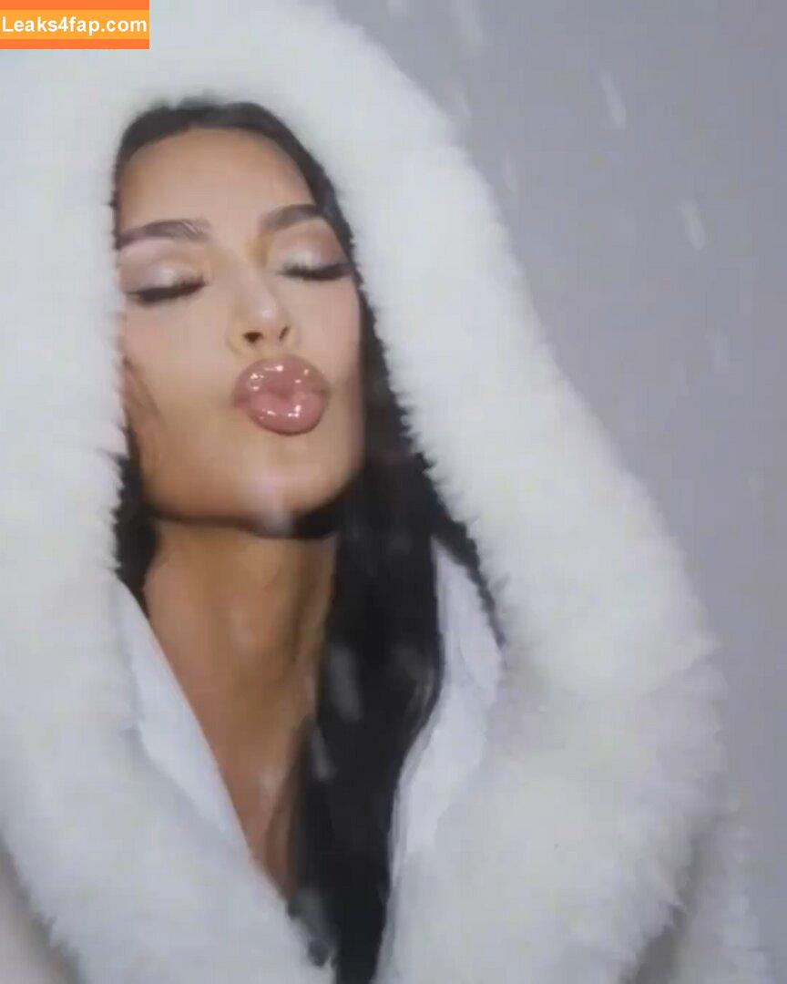 Kim Kardashian / https: / kimkadarshian / kimkardashian leaked photo photo #3706