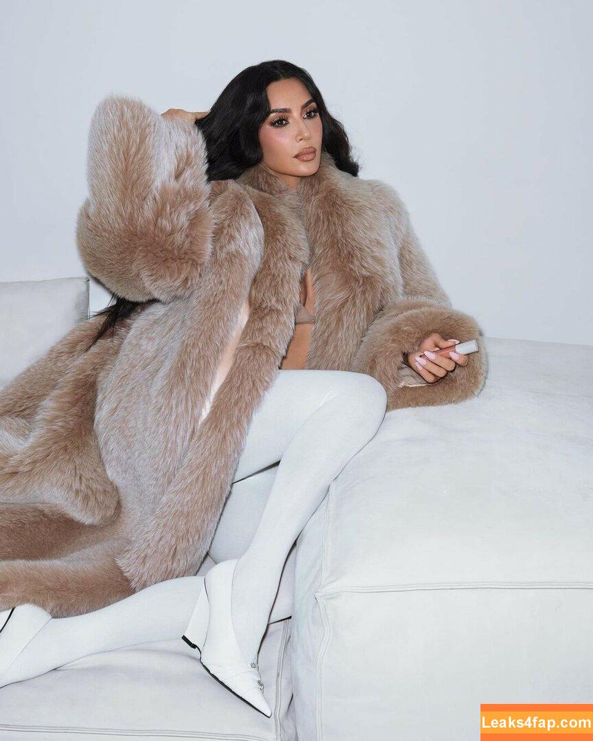 Kim Kardashian / https: / kimkardashian leaked photo photo #3733