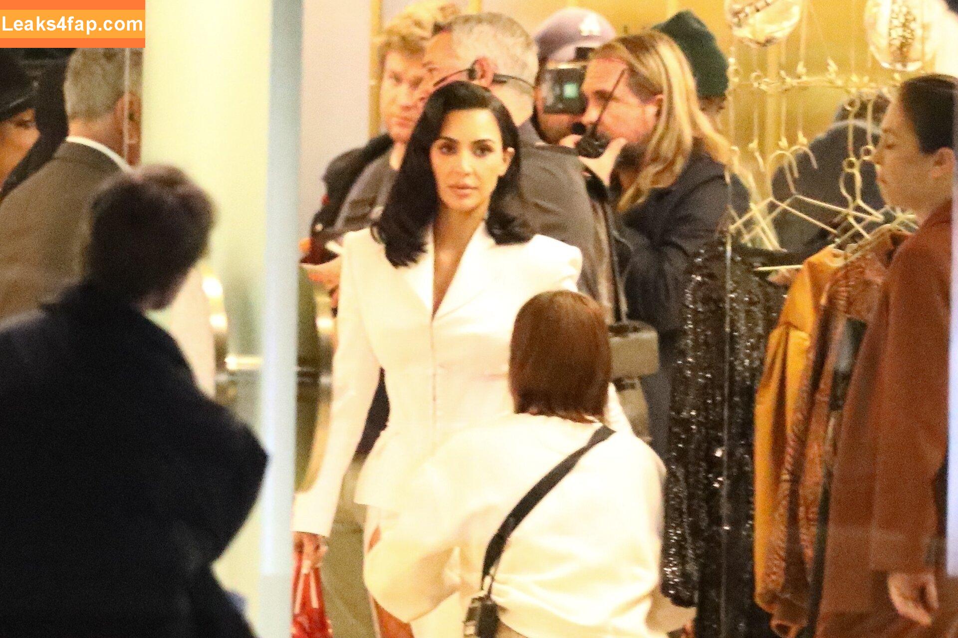 Kim Kardashian / https: / kimkadarshian / kimkardashian leaked photo photo #3881