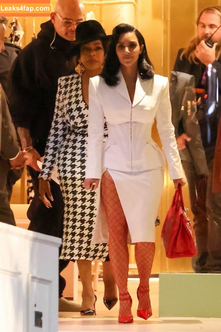 Kim Kardashian / https: / kimkadarshian / kimkardashian leaked photo photo #3886