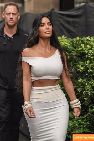 Kim Kardashian photo #3299