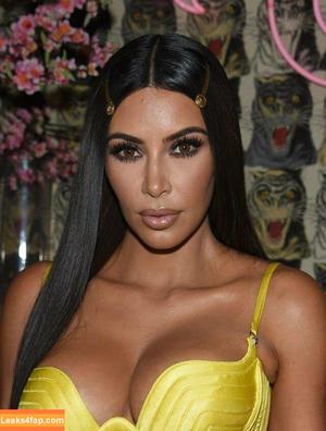 Kim Kardashian photo #3399