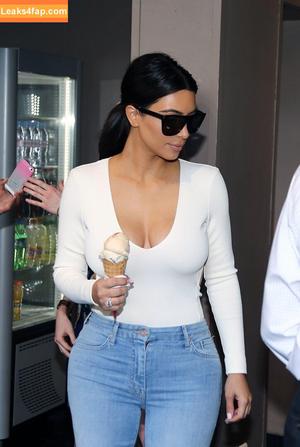 Kim Kardashian photo #3463