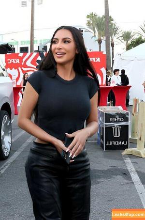 Kim Kardashian photo #3483