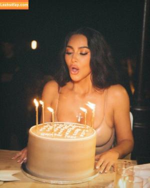 Kim Kardashian photo #3571