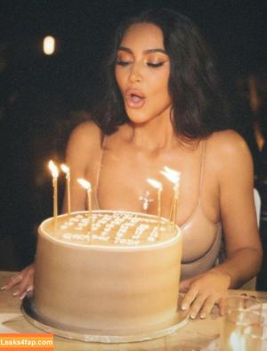 Kim Kardashian photo #3576