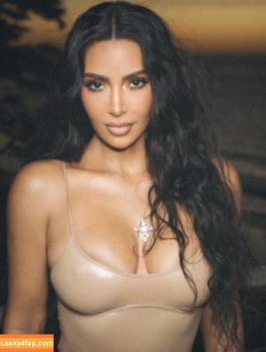 Kim Kardashian photo #3582