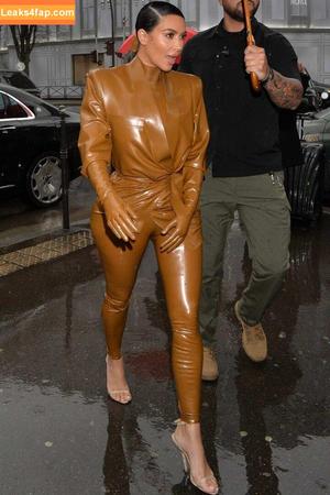 Kim Kardashian photo #3669