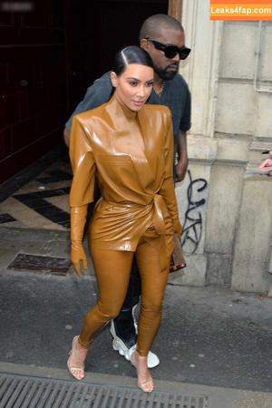 Kim Kardashian photo #3674