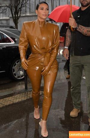 Kim Kardashian photo #3677