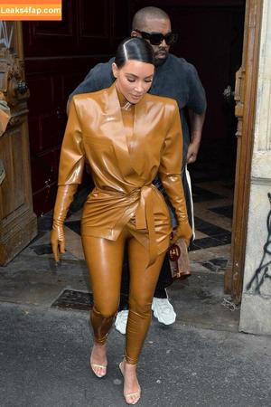 Kim Kardashian photo #3678