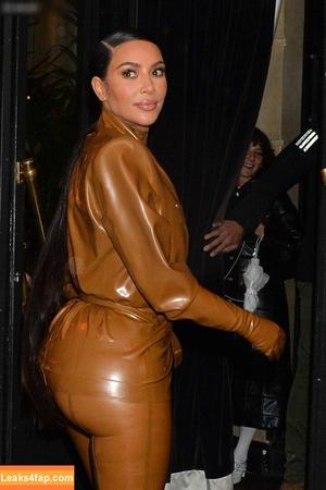 Kim Kardashian photo #3681