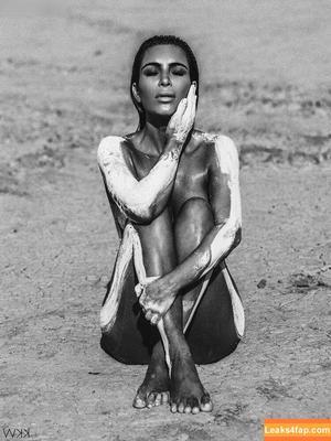 Kim Kardashian photo #3946