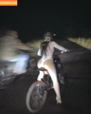 Kim Kardashian photo #3957