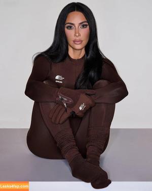 Kim Kardashian photo #3978