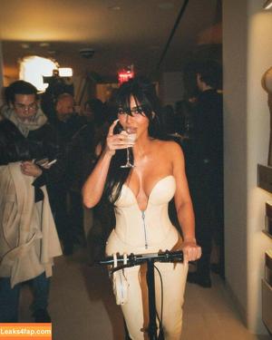 Kim Kardashian photo #3998