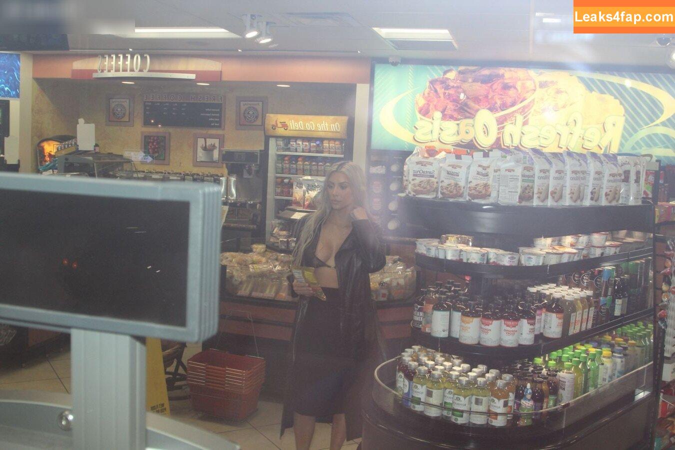 Kim Kardashian / KimKardashian / kimkadarshian leaked photo photo #4439