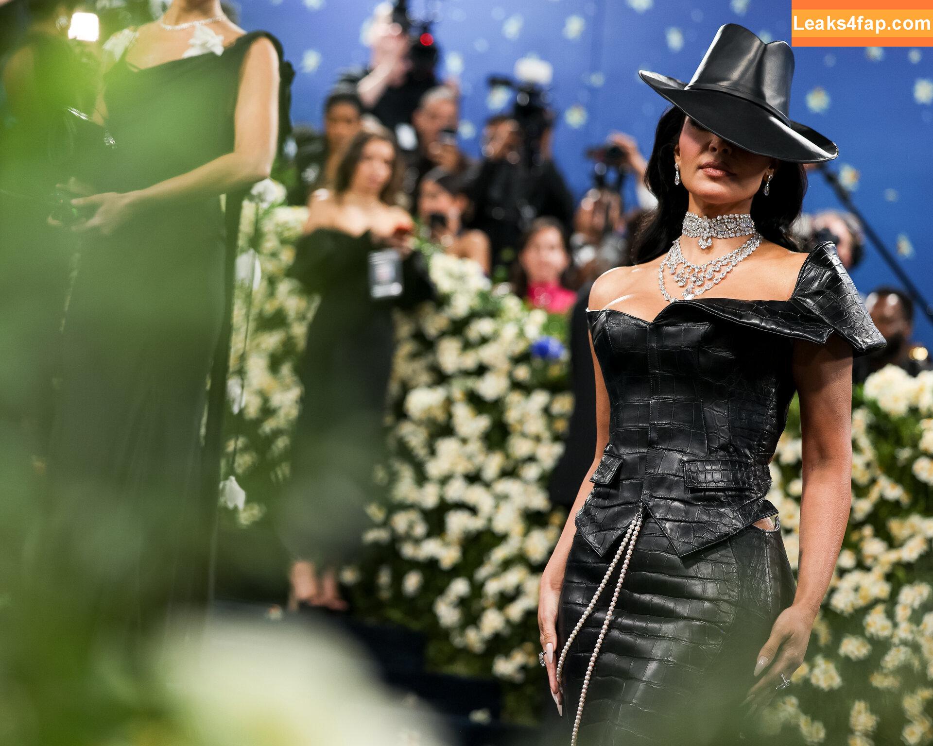 Kim Kardashian / KimKardashian / kimkadarshian leaked photo photo #4696